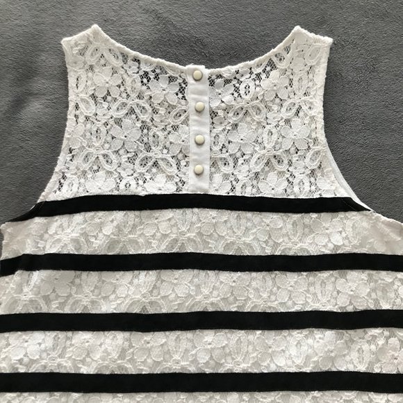 CHIC by Jacob White Lace Tank - Picture 4 of 9